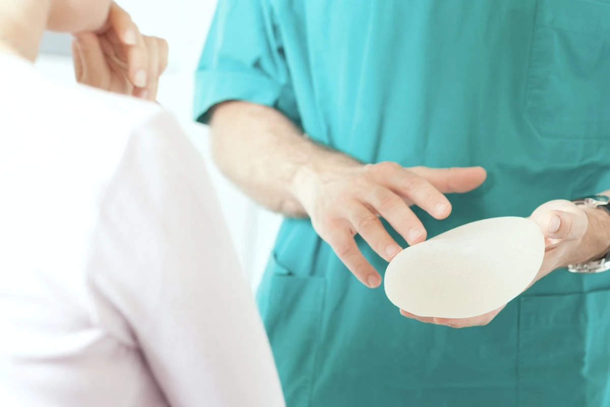 Brustvergrößerung macht ständig Probleme: Sechs Jahre später erfährt Patientin die schockierende Wahrheit