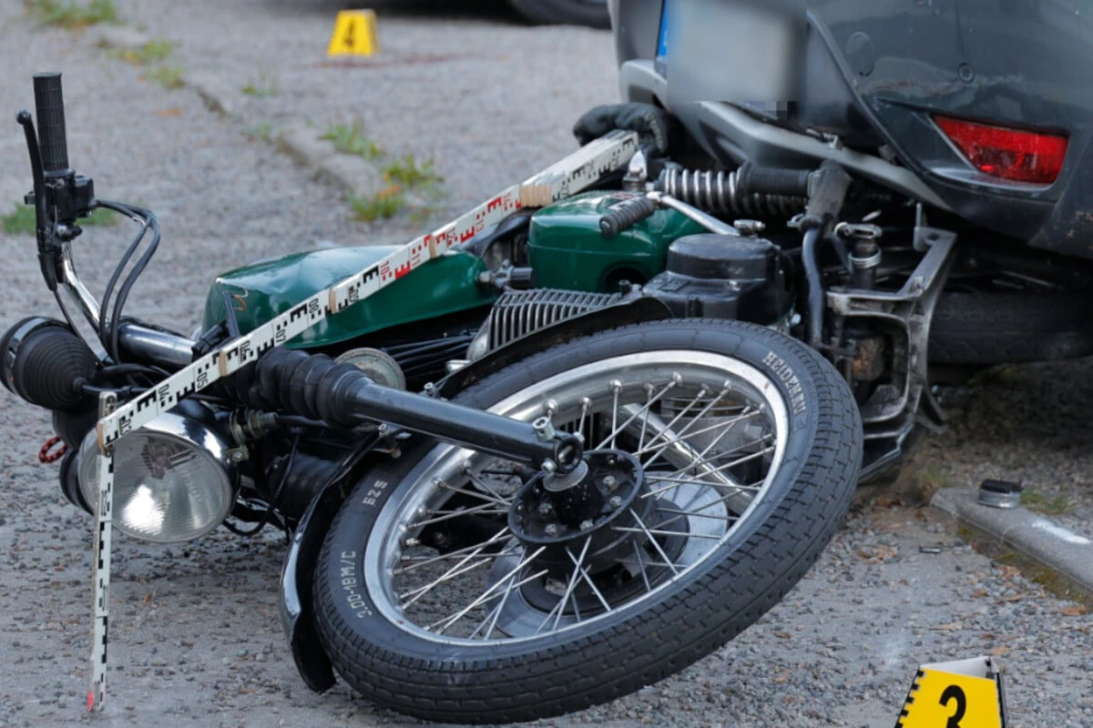 Schwerer Moped-Unfall in Chemnitz: Jugendlicher (17) im Krankenhaus