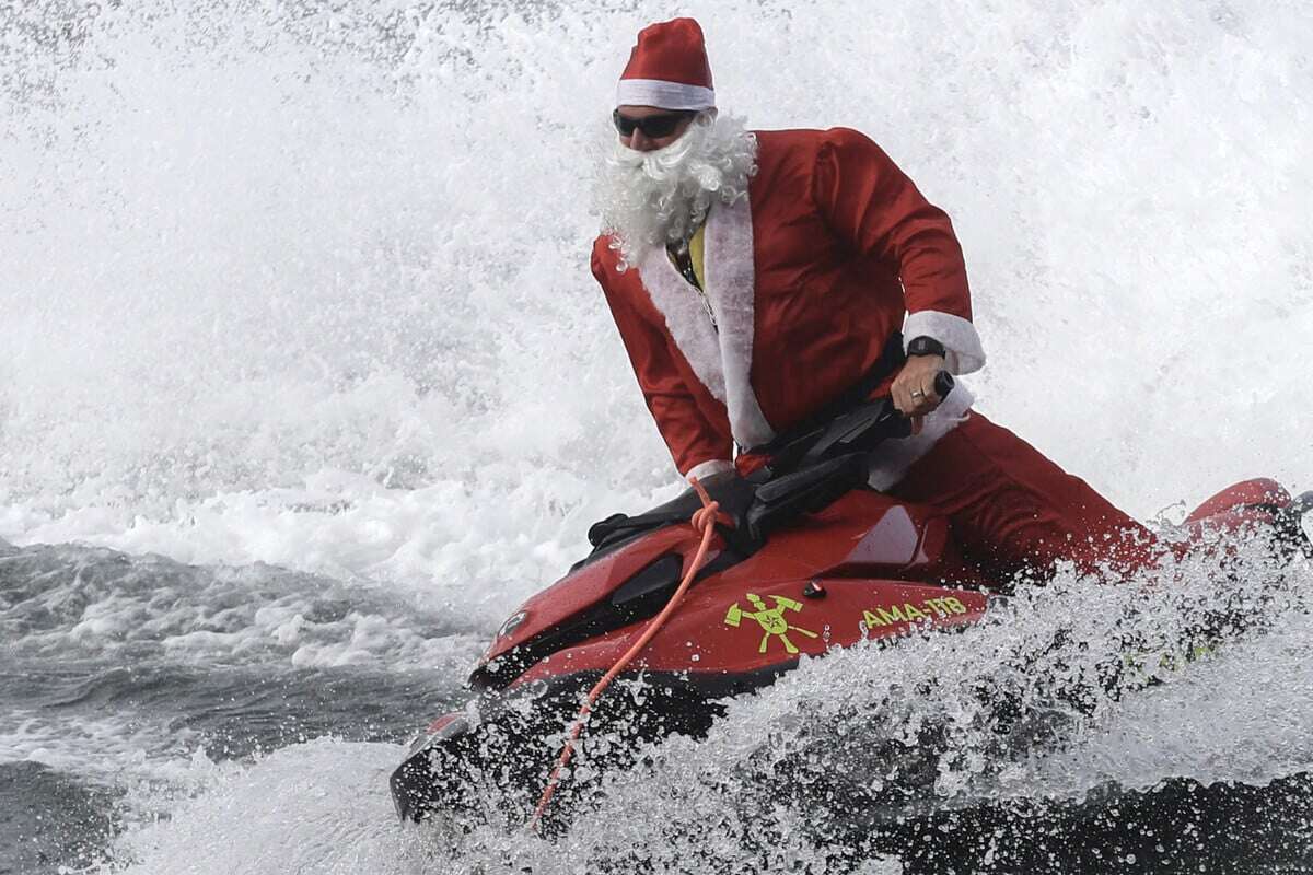 Weihnachtsmann tauscht Rentier-Schlitten gegen Jetski und rettet Badegäste