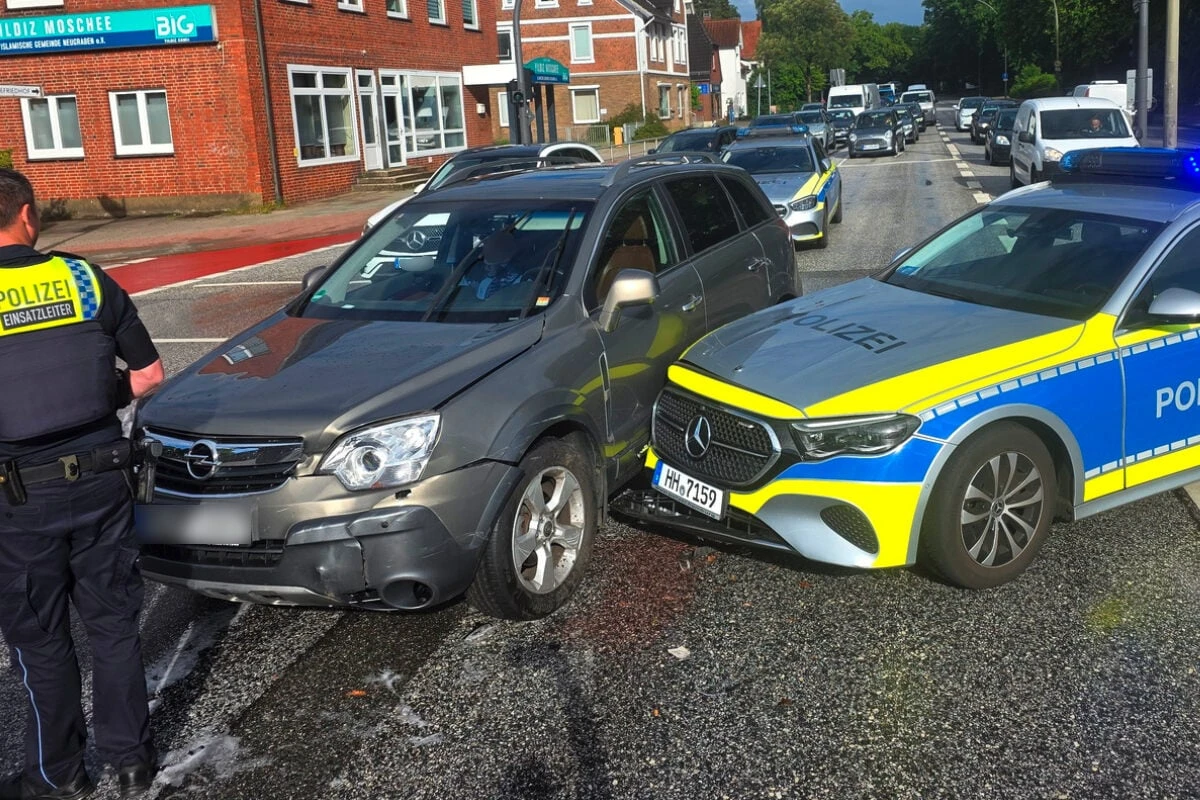 Crash bei der Einsatzfahrt: Streifenwagen kracht in Opel