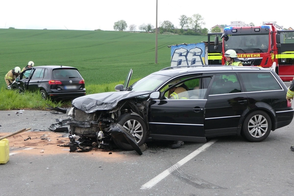 Heftiger Unfall bei Grimma: Passat übersieht Golf beim Abbiegen