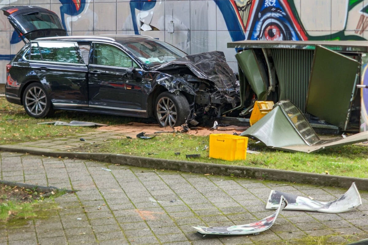 VW senst Verteilerkästen nieder, kracht gegen Hochvolt-Trafo und sorgt für Stromausfall