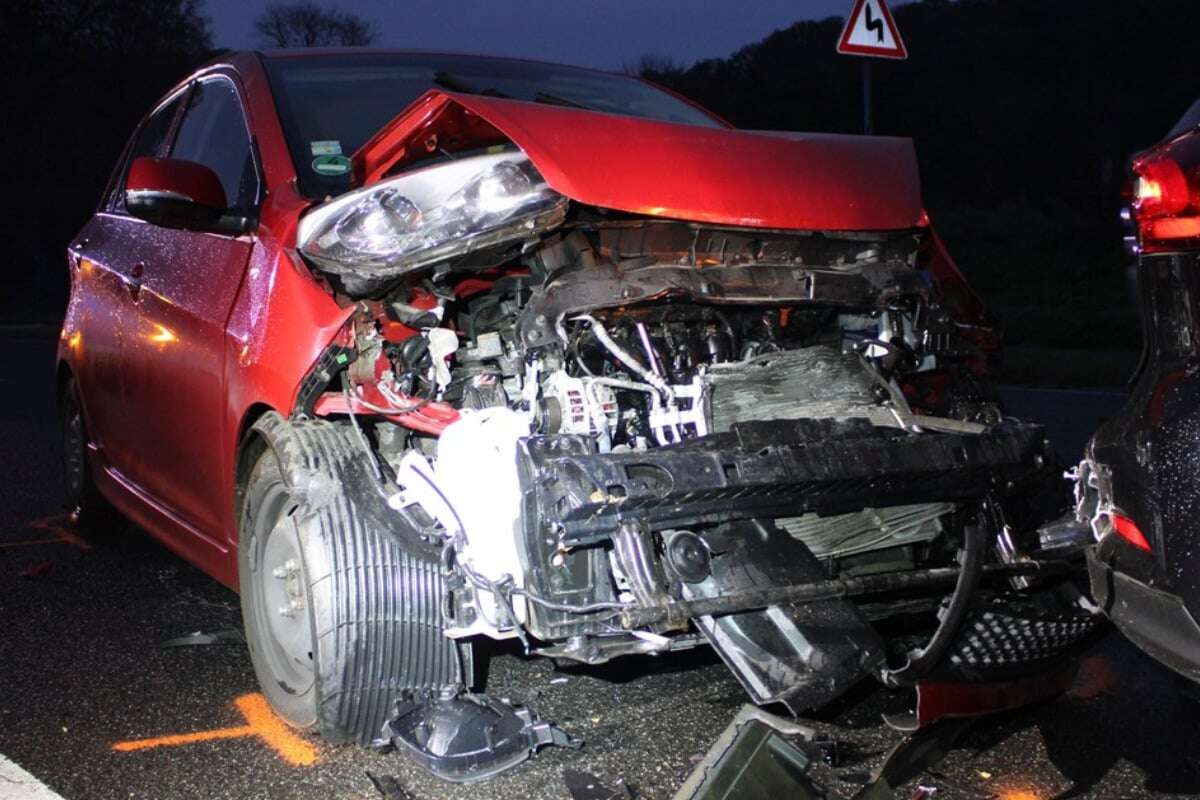 Heftige Kollision von drei Wagen: Zwei Autofahrer verletzt, Kia und Ford zerstört