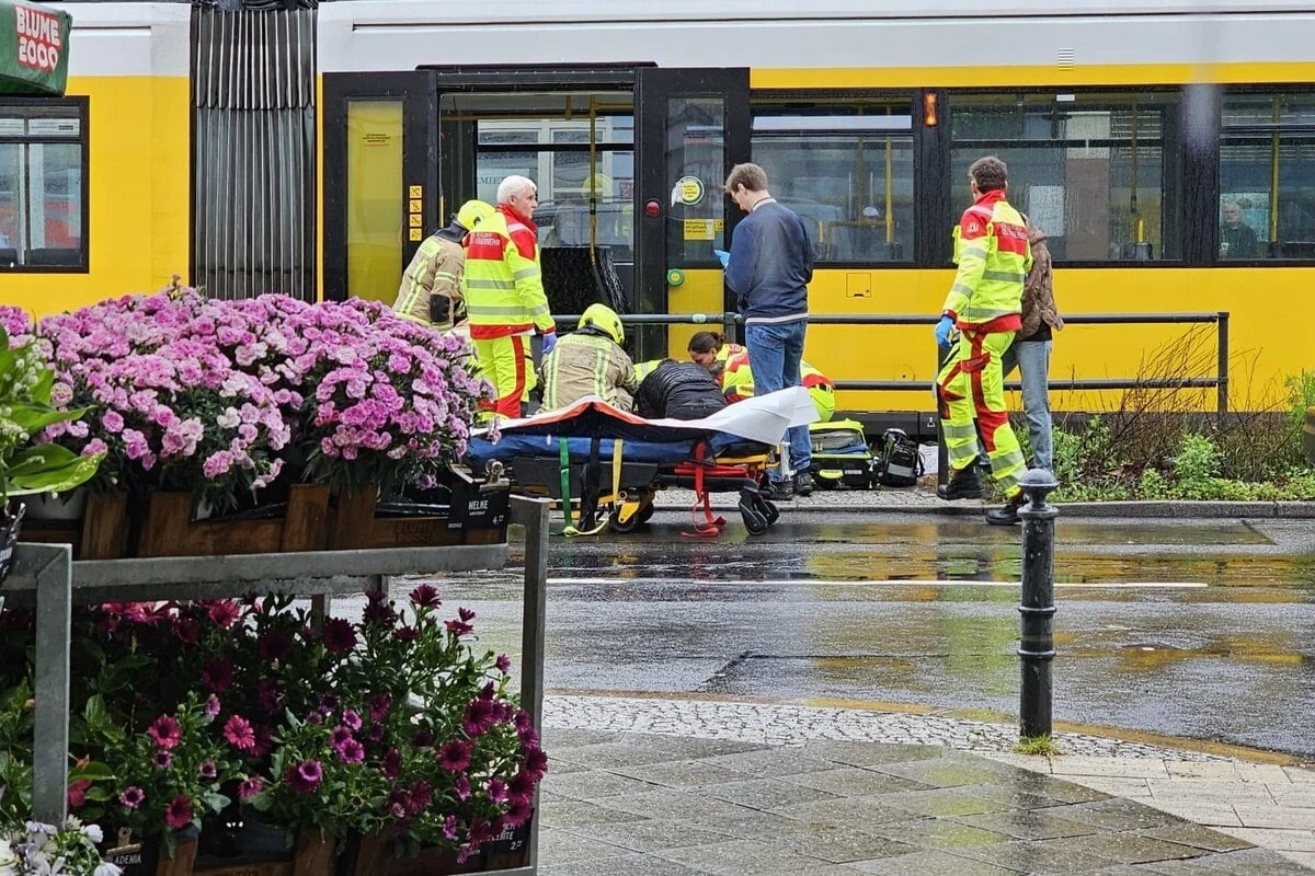 Von Tram angefahren: Kind schwebt in Lebensgefahr