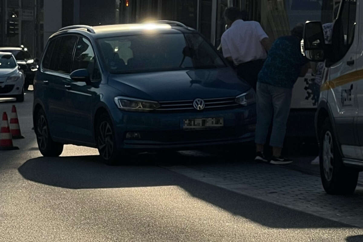 VW kracht am Postplatz in Straßenbahn!