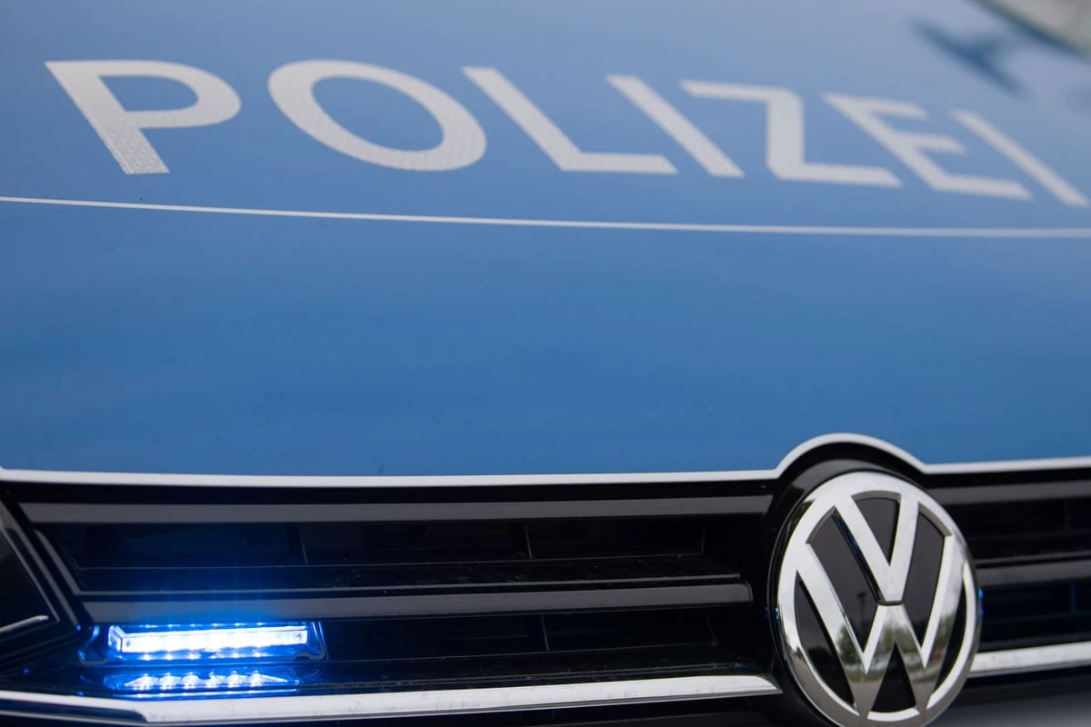Rechte Parolen und fliegende Fäuste: Polizei sucht flüchtige Schläger