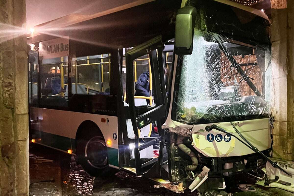 Glatteis: Bus kracht gegen Torbogen, mehrere Insassen verletzt