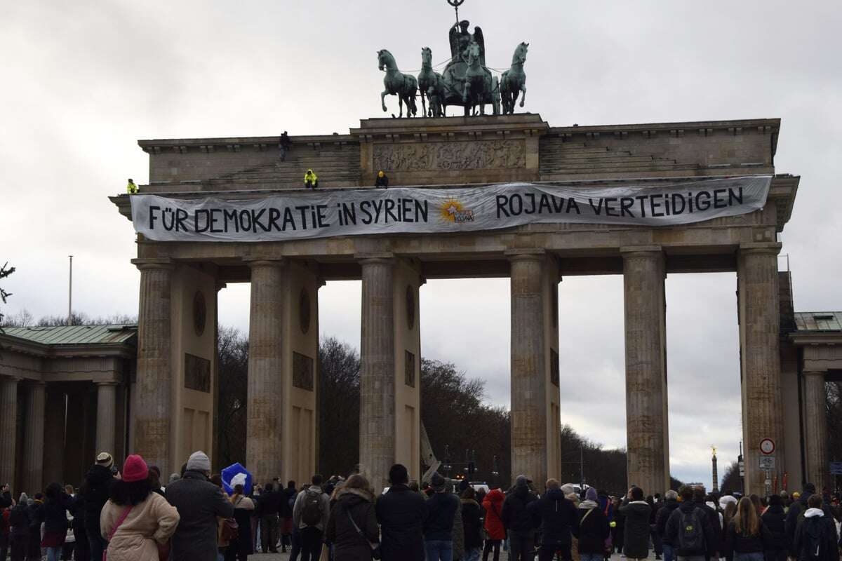 Brandenburger Tor von Aktivisten besetzt und 30-Meter-Banner entrollt!