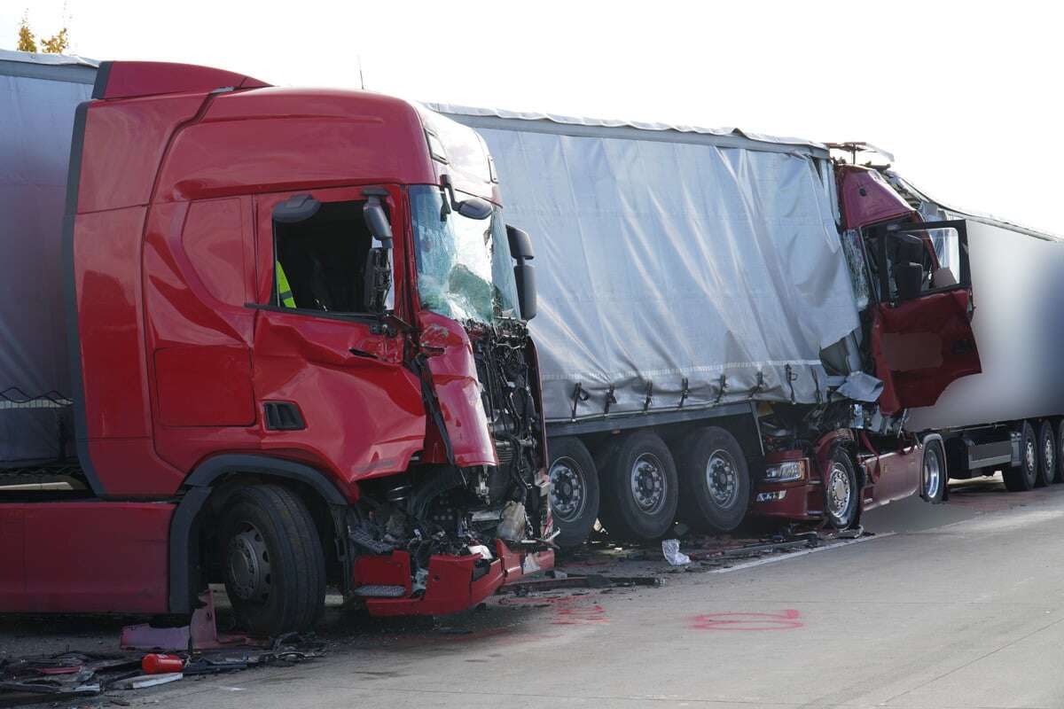 Vollsperrung auf A4: Lastwagen fährt ungebremst auf Stauende auf, drei Menschen schwer verletzt