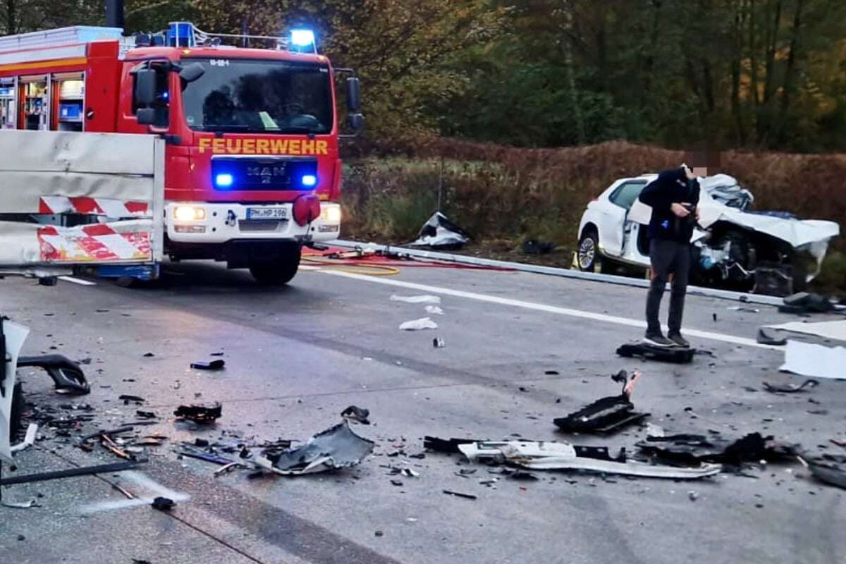 Tragischer Unfall auf A10: Frau kracht in Baustelle und stirbt