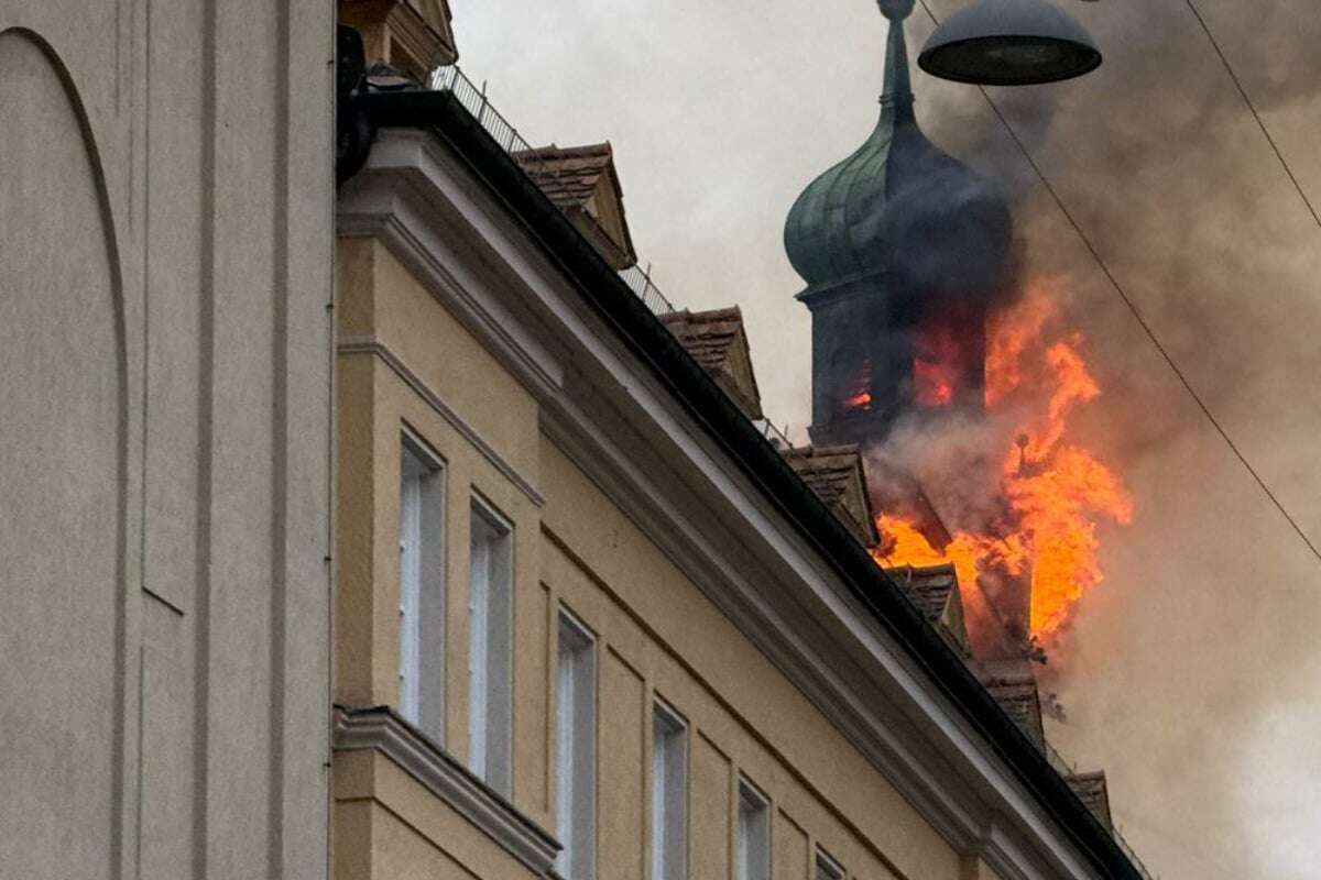 Rauchwolke über München! Brand in Seniorenheim, Feuerwehr kämpft gegen Flammen