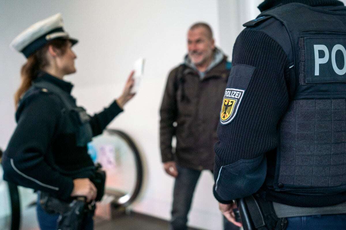 Mann fragt Polizisten nach Weg zum Raucherbereich – plötzlich klicken die Handschellen