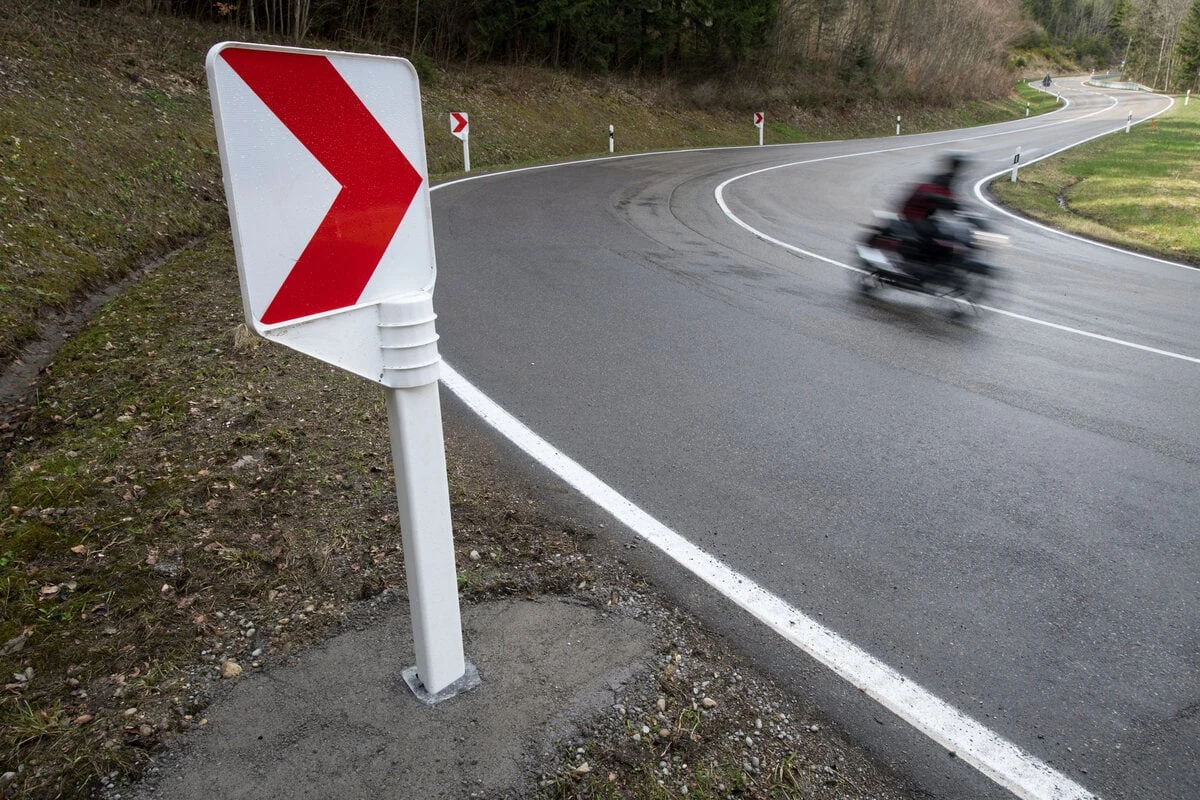 Motorrad gerät auf L1159 in Gegenverkehr - ein Toter, zwei Verletzte
