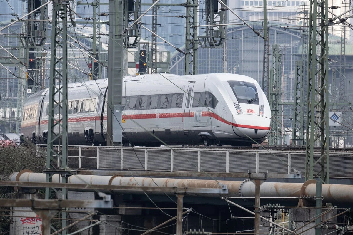 Aus Angst vor Polizei: Schwarzfahrer zieht Notbremse bei 280 km/h