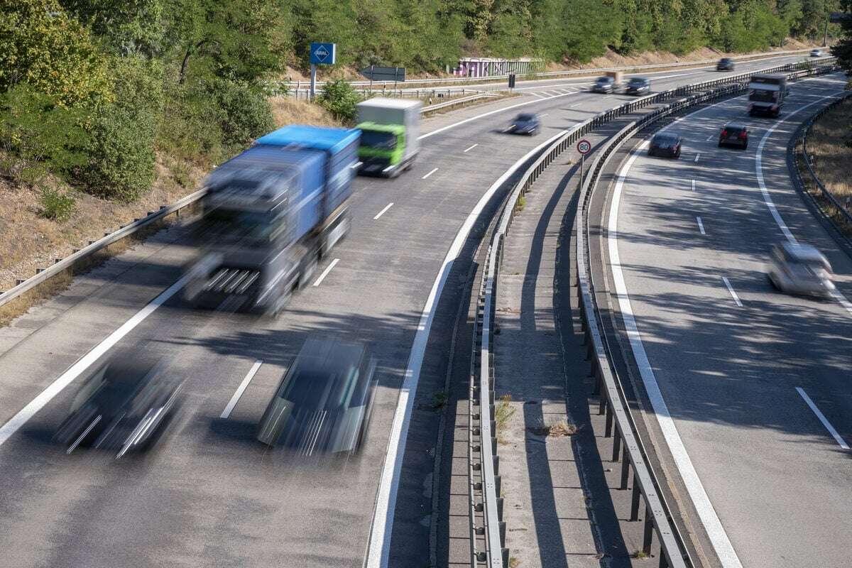 Lkw kracht auf A115 in Leitplanke und verliert Öl: AVUS wieder frei