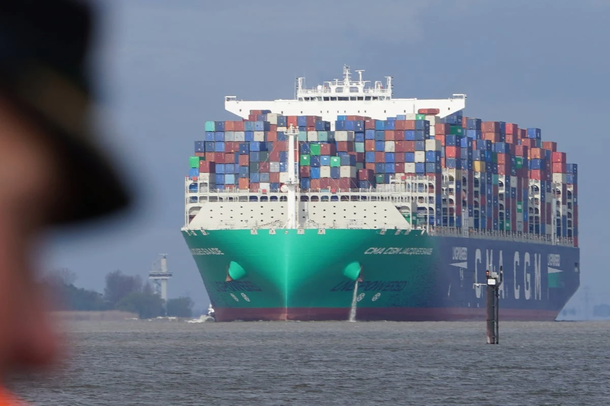 Ach du dickes Ding! Riesiges Containerschiff legt heute erstmals in Hamburg an