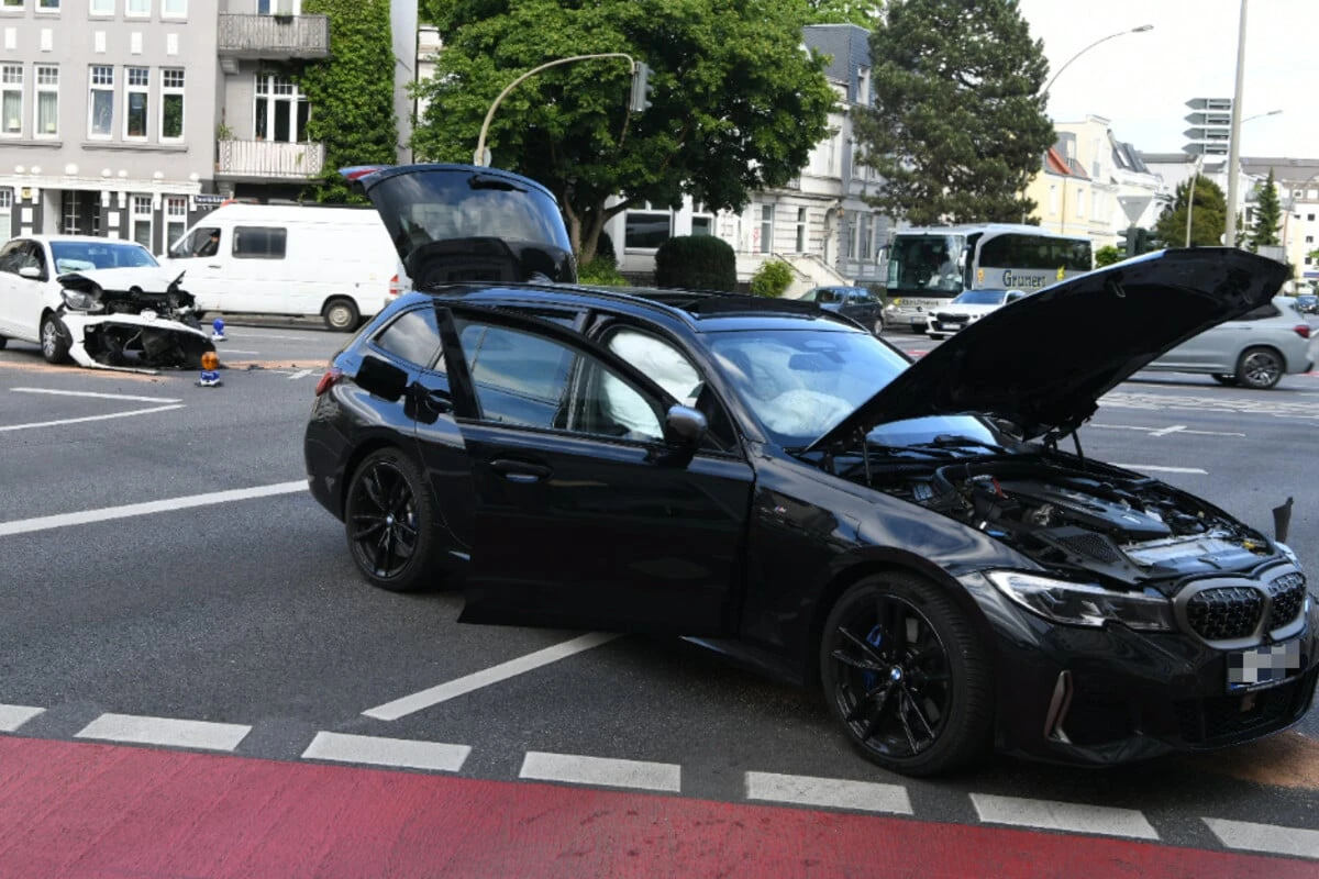 BMW und VW krachen ineinander: Sechs Verletzte, darunter Kinder