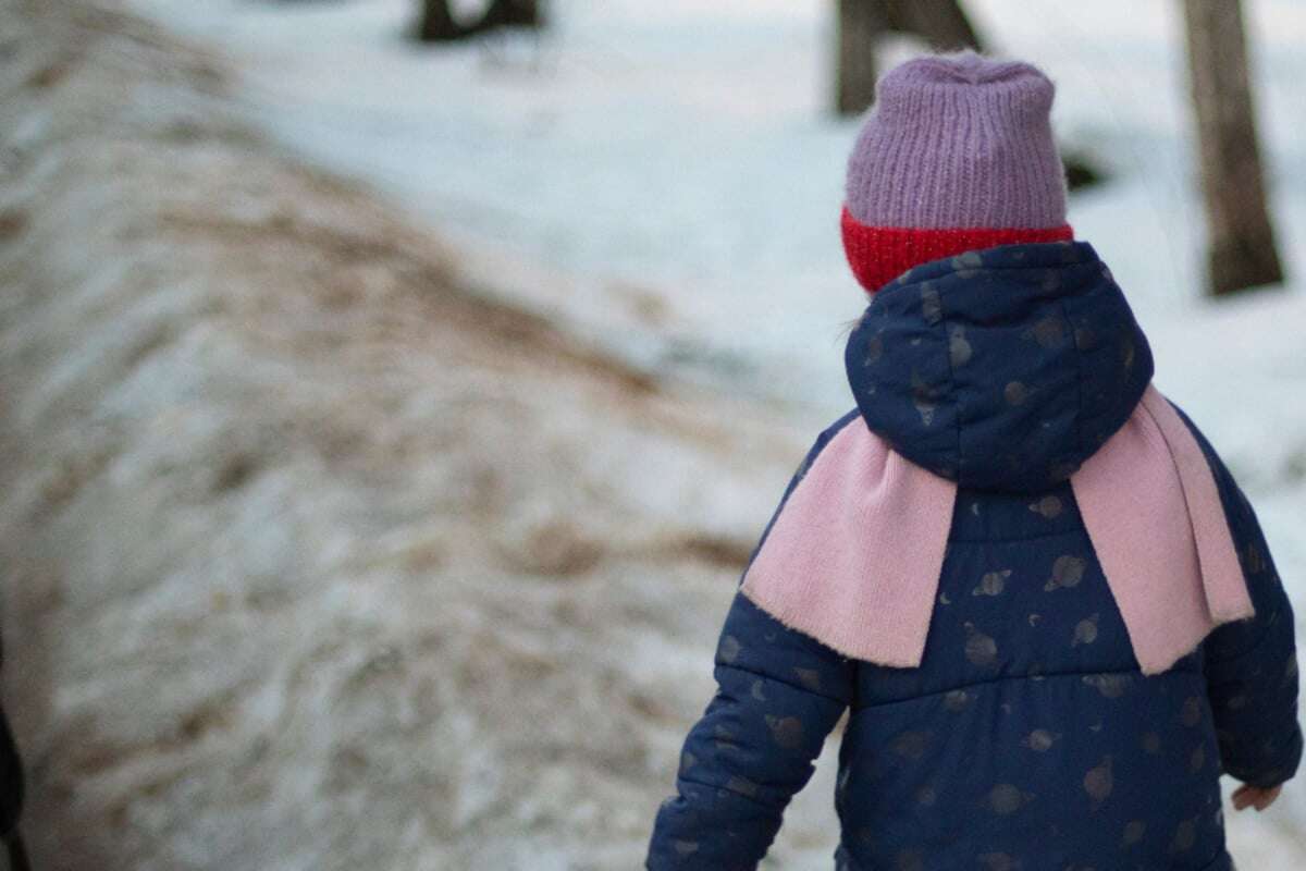 Mädchen (4) haut von zu Hause ab: Fundort sorgt für Erleichterung und Schmunzler!