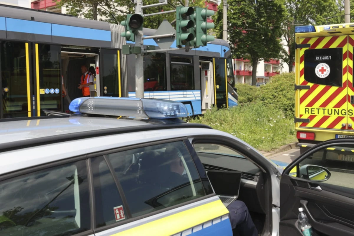 Fußgängerin gerät in Chemnitz unter Straßenbahn und wird schwer verletzt