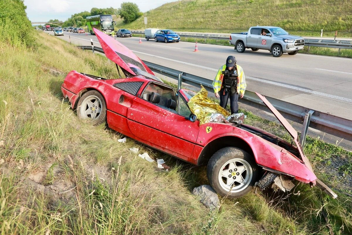 Ferrari auf A17 bei Dresden verunglückt: Zwei Schwerverletzte
