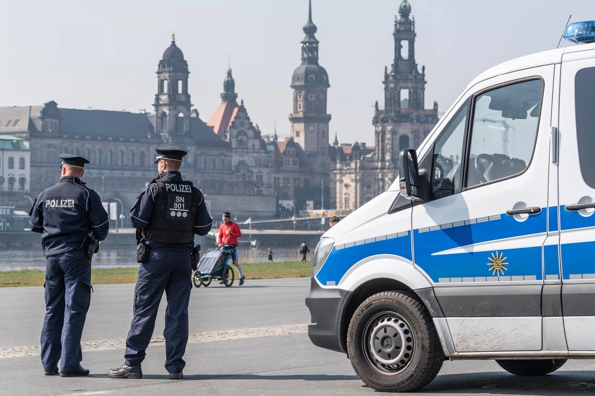 Brutale Attacke am Königsufer: Vier Verletzte, Staatsschutz ermittelt