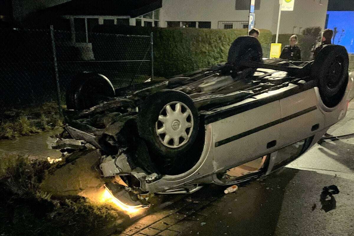 Fahrer nickt am Steuer weg: Kurz darauf liegt Opel auf dem Dach