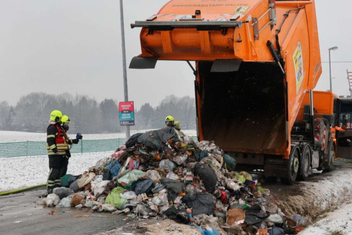 Brennendes Müll-Fahrzeug sorgt für Vollsperrung in Chemnitz