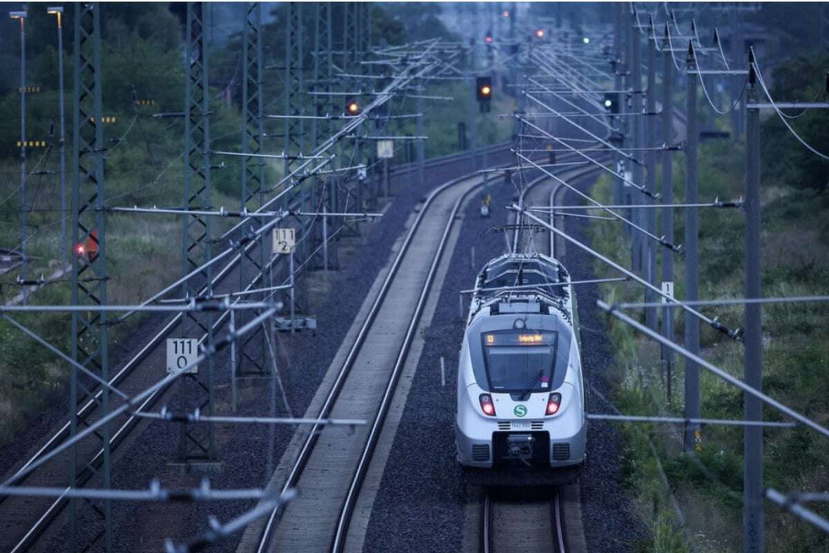 Junge Frau in S-Bahn sexuell belästigt: Ihre Mitreisenden zeigen Zivil-Courage!