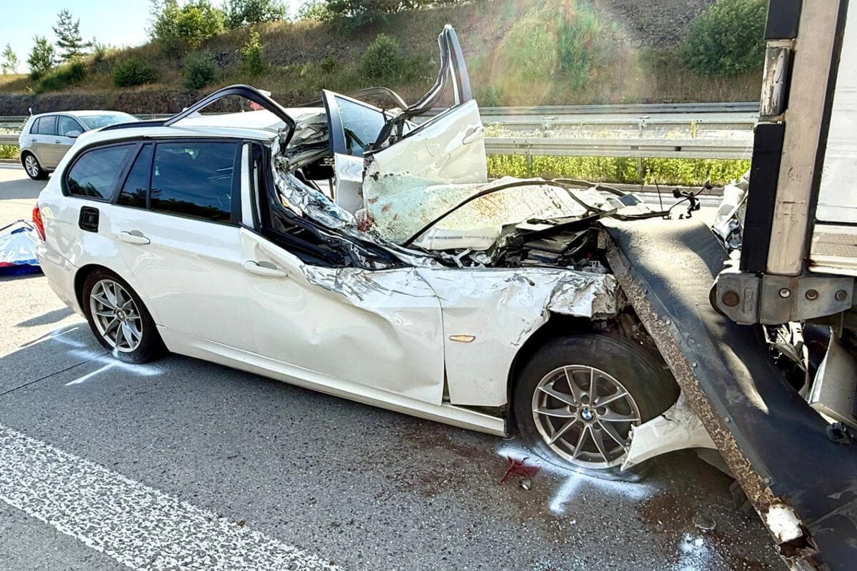BMW-Fahrer (40) kracht auf A17 Richtung Dresden in Stauende, verletzt sich schwer!