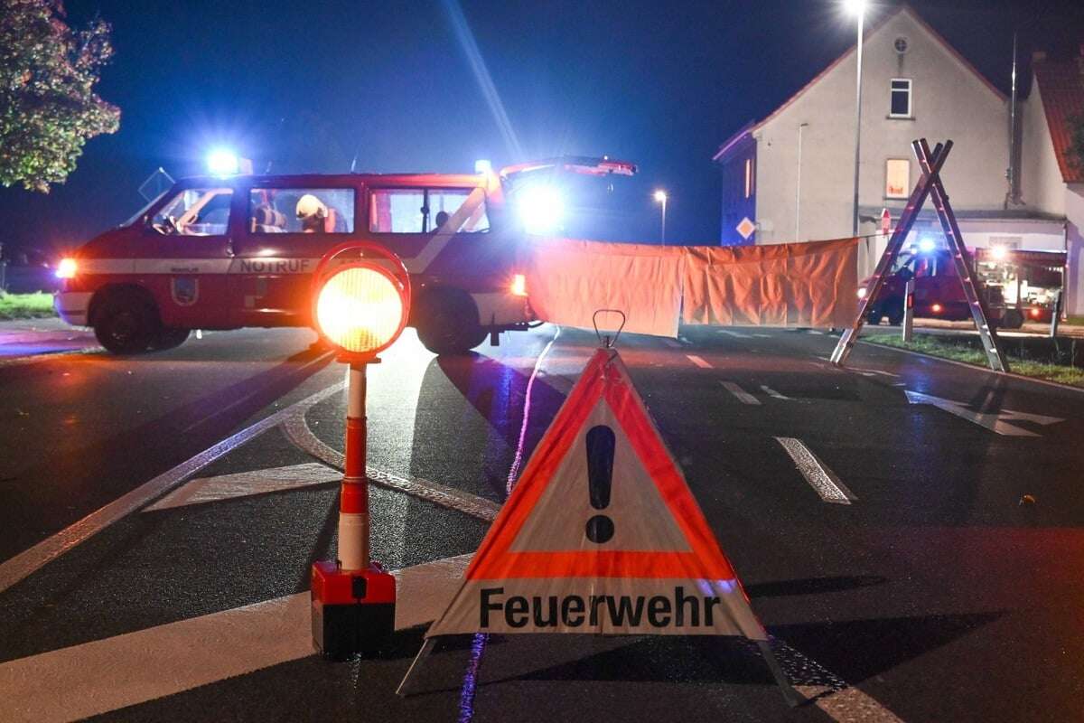 Mann wird bei Straßen-Überquerung von Auto erfasst und stirbt