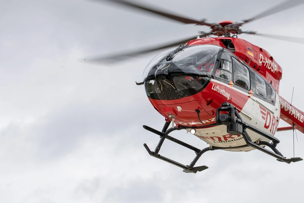 Tragödie in Oberbayern: Mann verunglückt beim Verladen von Baumstämmen tödlich