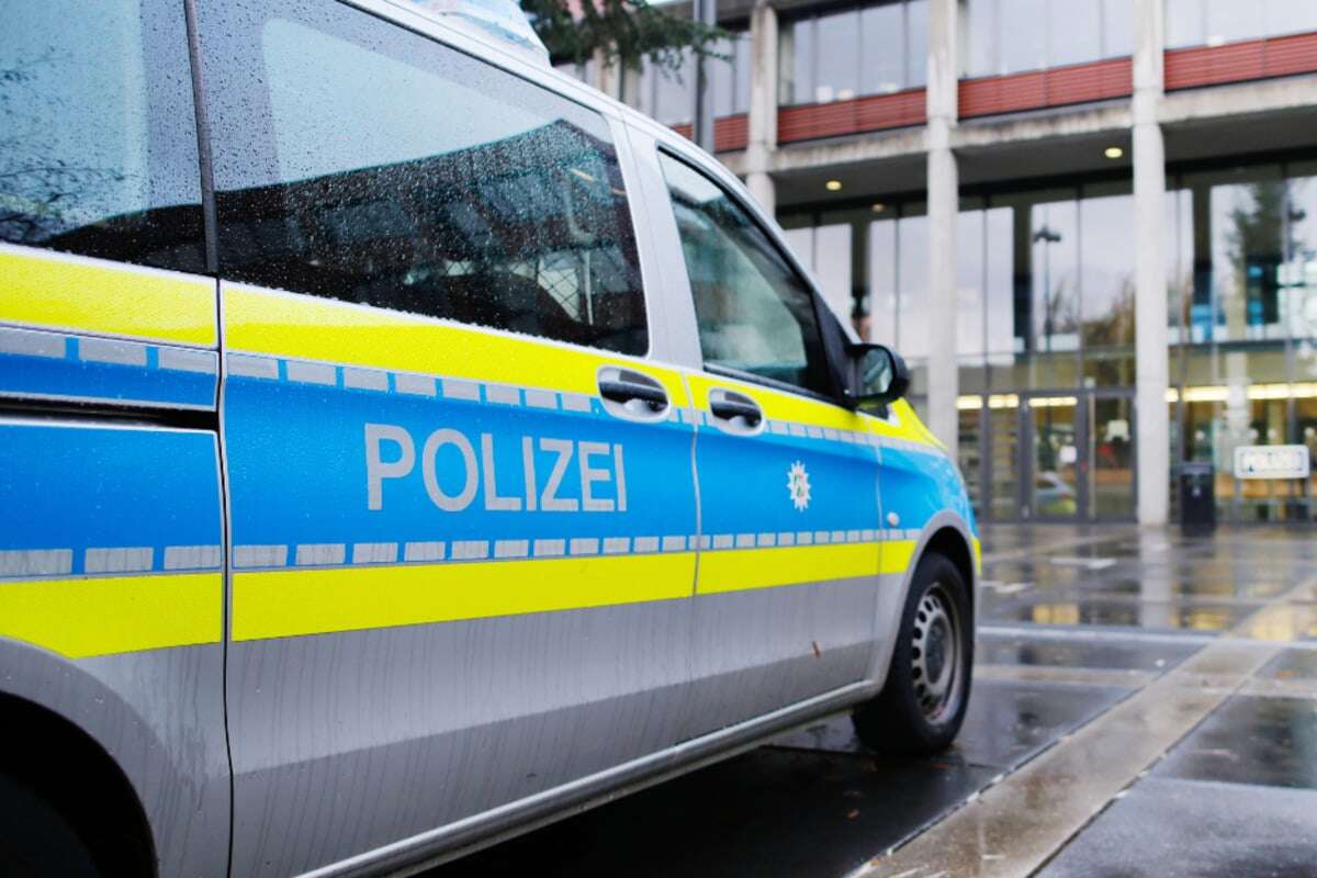 Nachbarn besorgt: Mann zielt mit Waffe aus Fenster, Polizei rückt mit Großaufgebot an