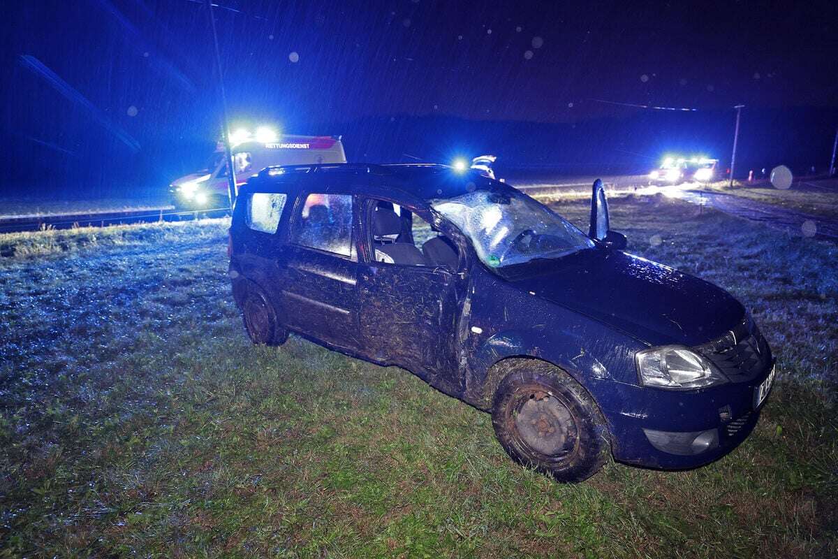 Unfall im strömenden Regen: Dacia knallt gegen Mast