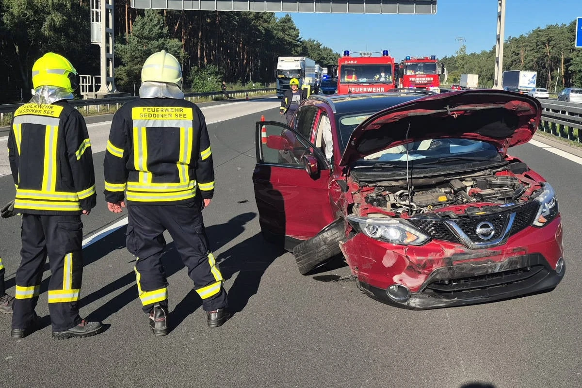 Nissan kracht auf A10 in Kipplaster: Fahrerin verletzt
