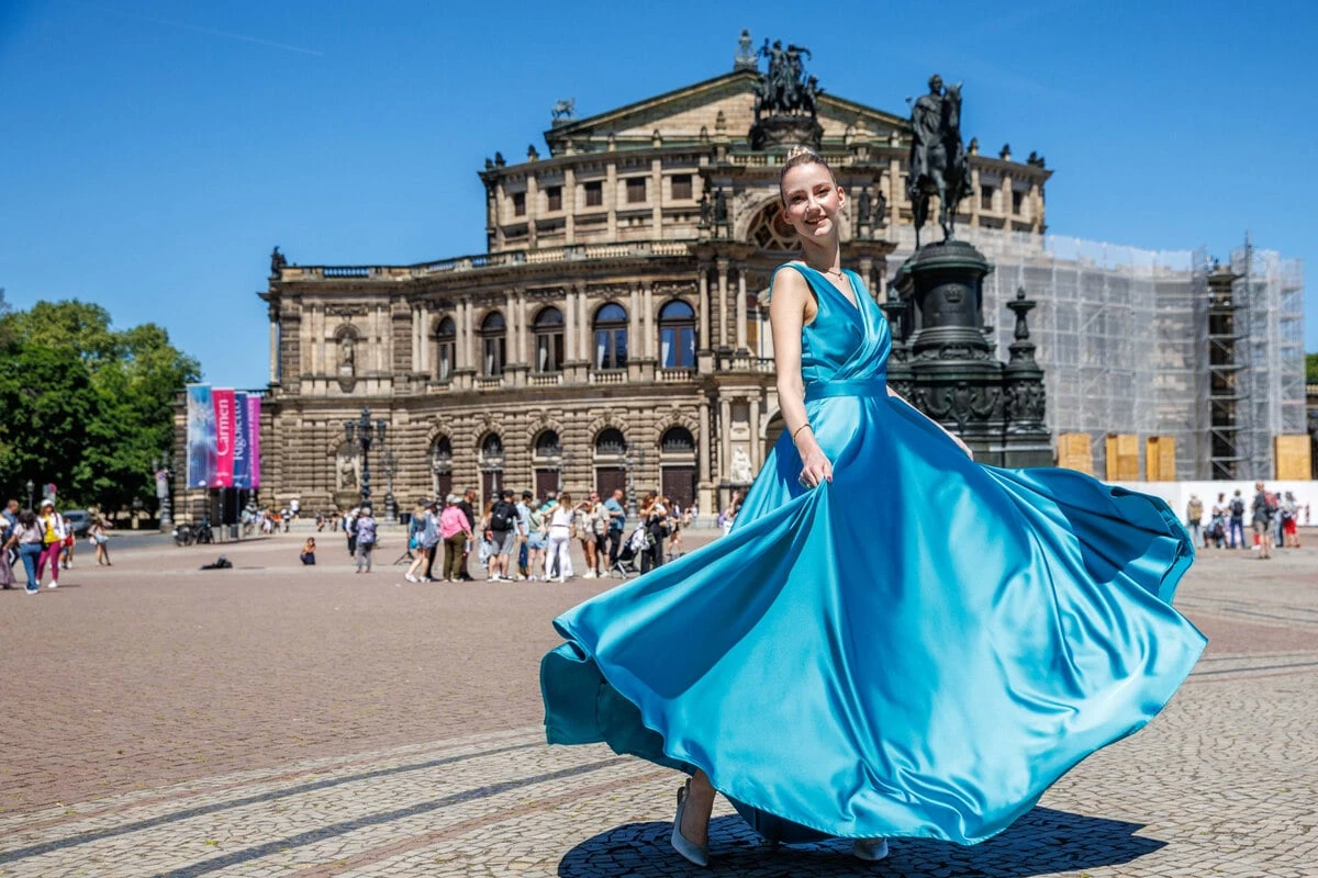 15 Meter Stoff pro Debütantin: Im nächsten Jahr macht der SemperOpernball blau