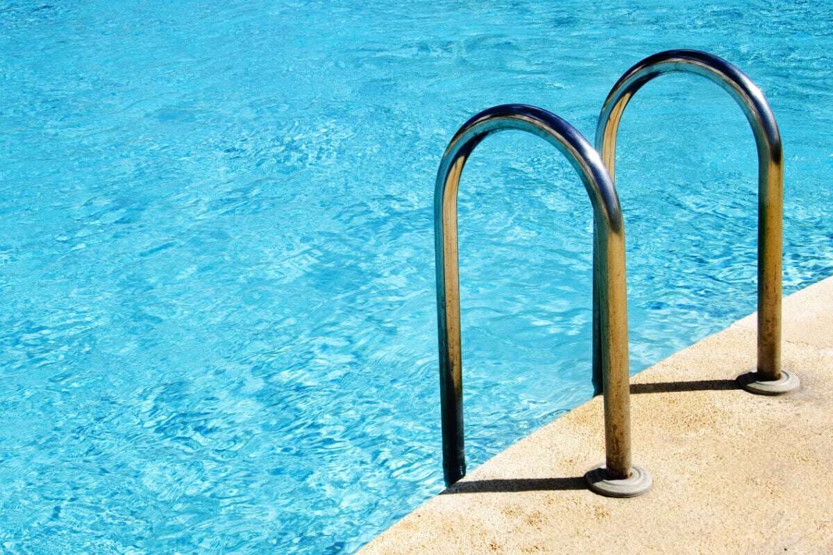 65-Jähriger tritt Vierjährige in Schwimmbad und schwimmt Polizei mehrfach weg!