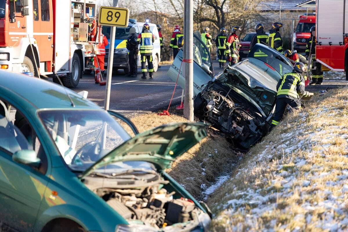 Vollsperrung nach Unfall auf Bundesstraße in Thüringen: Sechs Verletzte - darunter zwei Kinder!