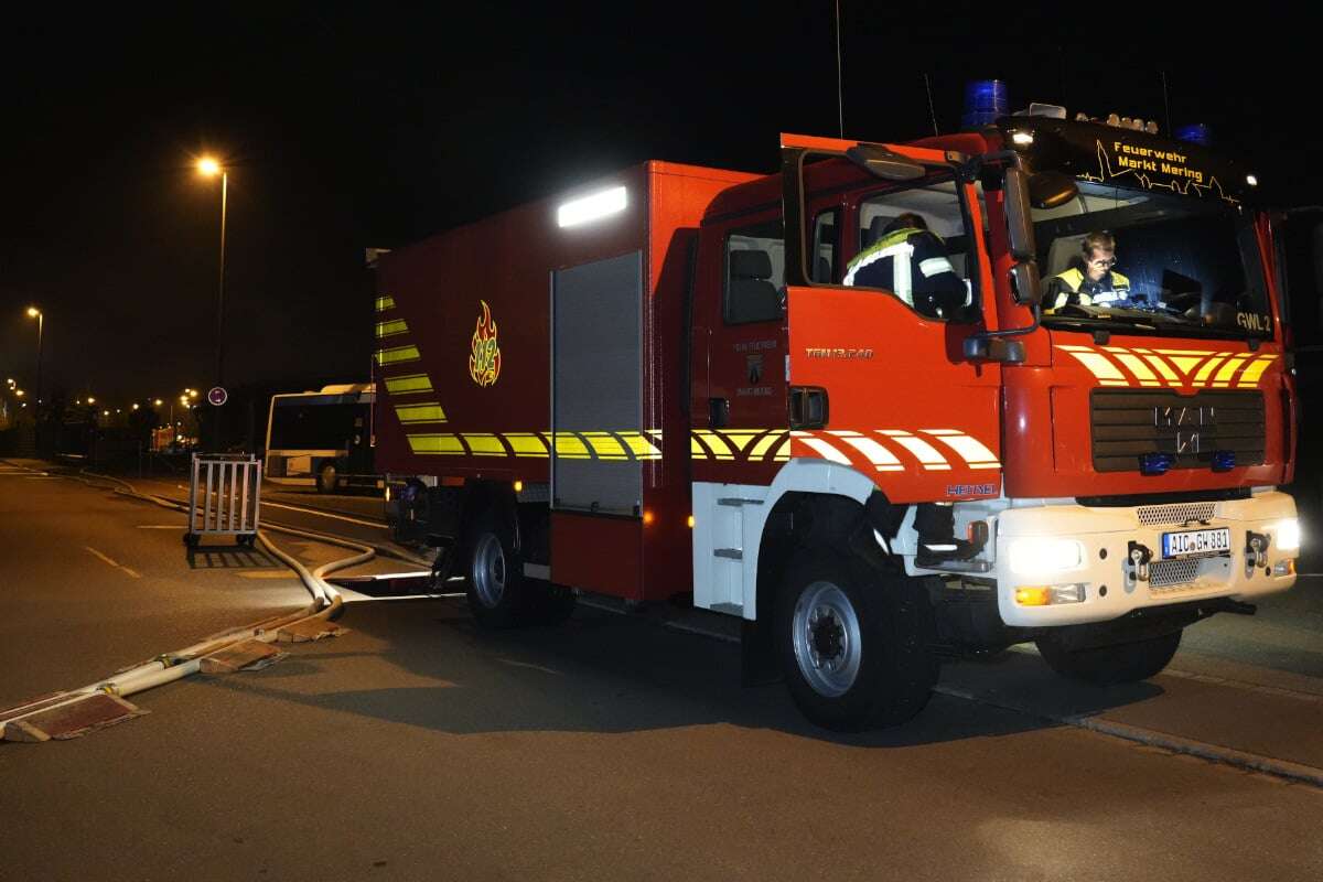 Mehrere Explosionen: Heikles Feuer in Lagerhalle mit Gasflaschen