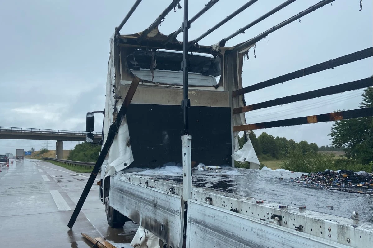 Mehrere hundert Kilo Batterien geladen: Lkw geht auf A71 in Flammen auf