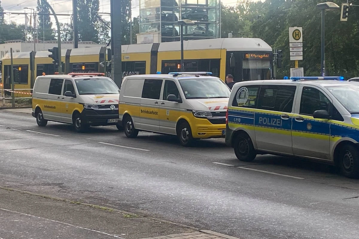 Böser Zusammenprall: Frau läuft gegen Tram und muss ins Krankenhaus