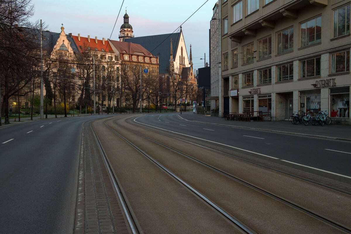 Autofahrer erfasst Fußgänger auf Leipziger Ring, haut ab - und kommt wieder