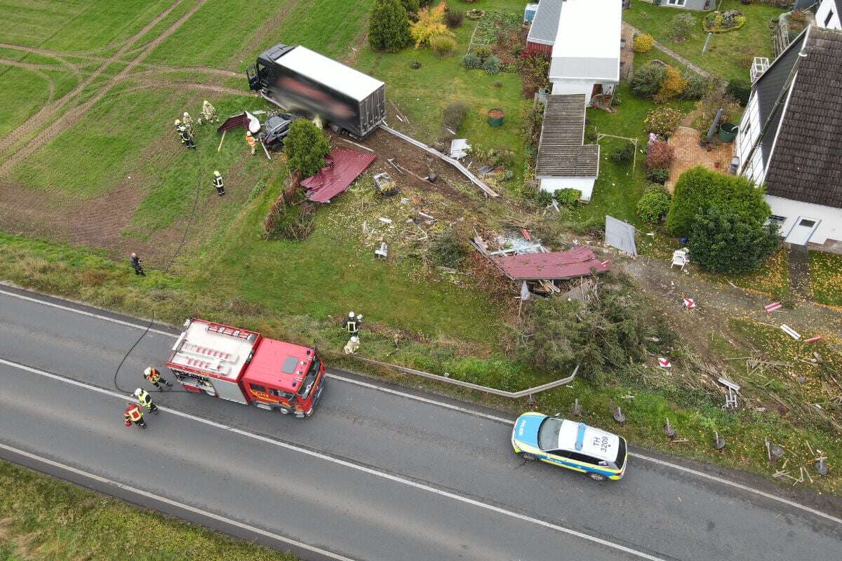 Lkw rast in Grundstück und verursacht Schneise der Verwüstung