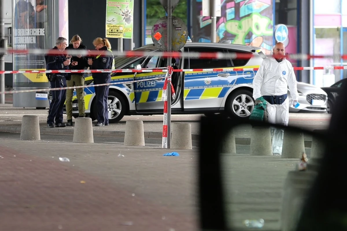 Polizei geht von Anschlag aus: Messer-Mann auf der Flucht