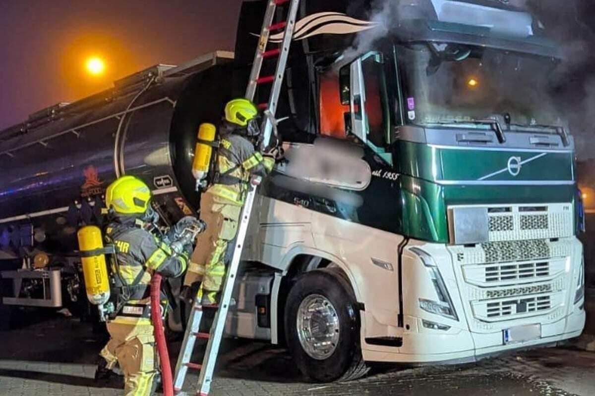 Passant bemerkt Rauch: Feuerwehr findet Toten in brennendem Laster