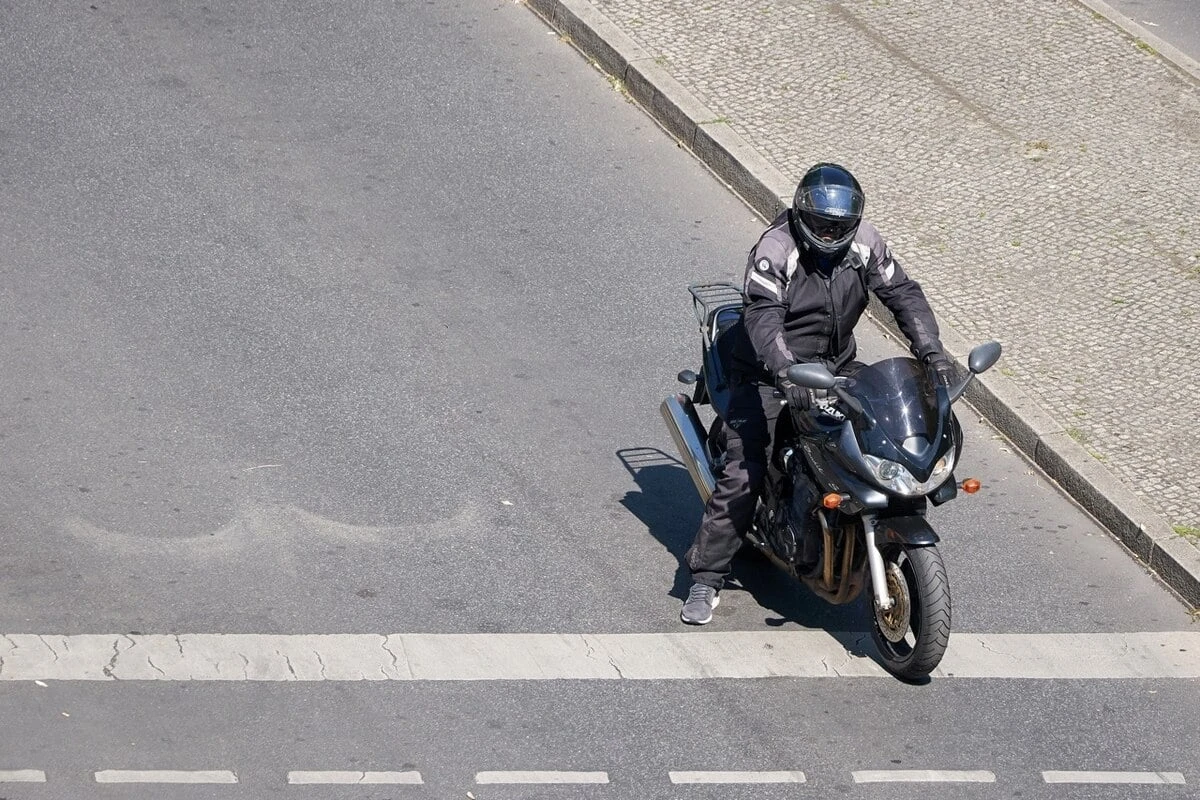 Motorradfahrer flieht vor Kontrolle und baut Unfall: Das wollte er verbergen