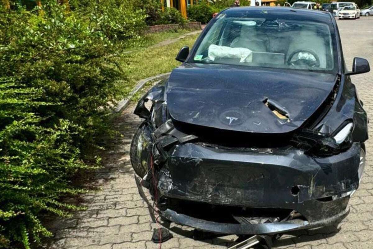 Tesla rast ungebremst in Krankenhaus: Baby und zwei Menschen verletzt