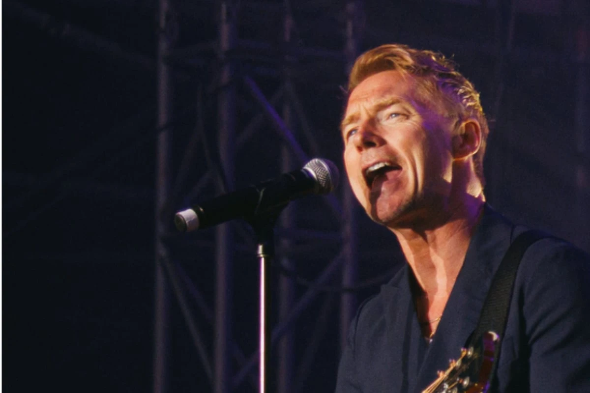 Dem Regen zum Trotz: Ronan Keating lässt sich Auftritt in Junger Garde nicht vermiesen