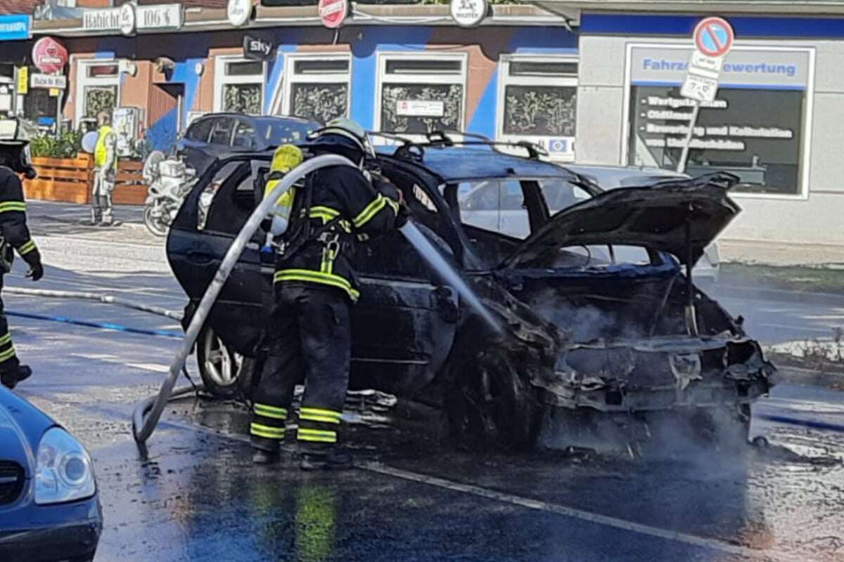 SUV geht während der Fahrt in Flammen auf, Fahrer hat großes Glück