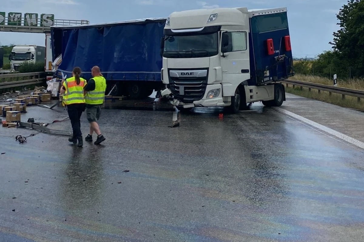 Regennasse Fahrbahn! Lkw blockiert komplette A2-Fahrspur