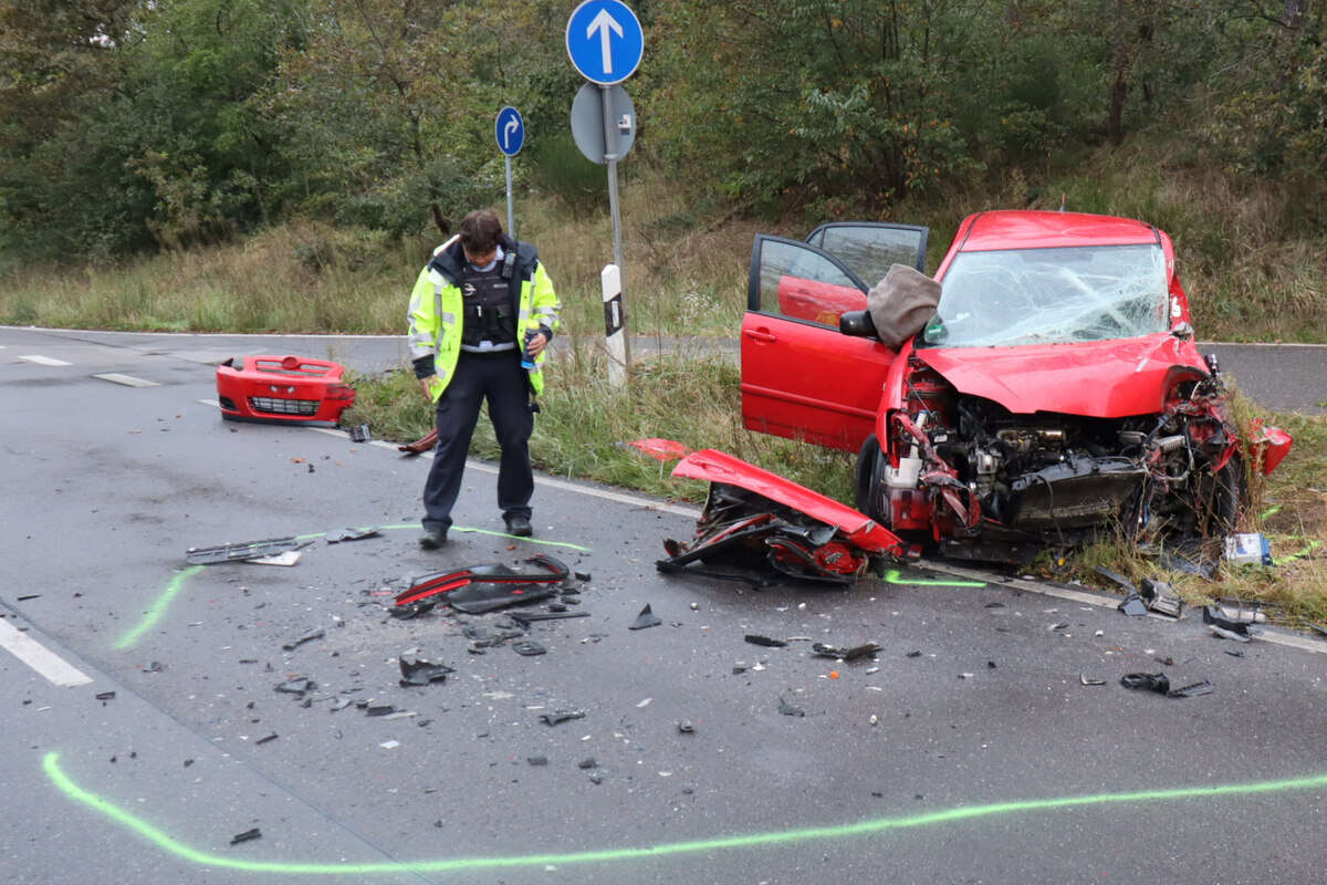 Fast ungebremst: Autofahrer rast in Laster und wird schwer verletzt